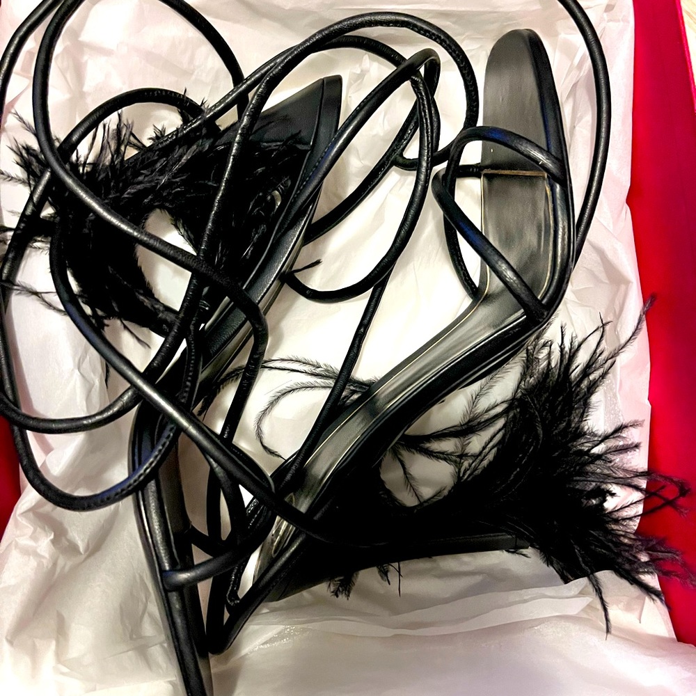 Womens BLACK VALENTINO FEATHER HEELS SIZE 40! Worn ONCE ! Excellent Condition !!